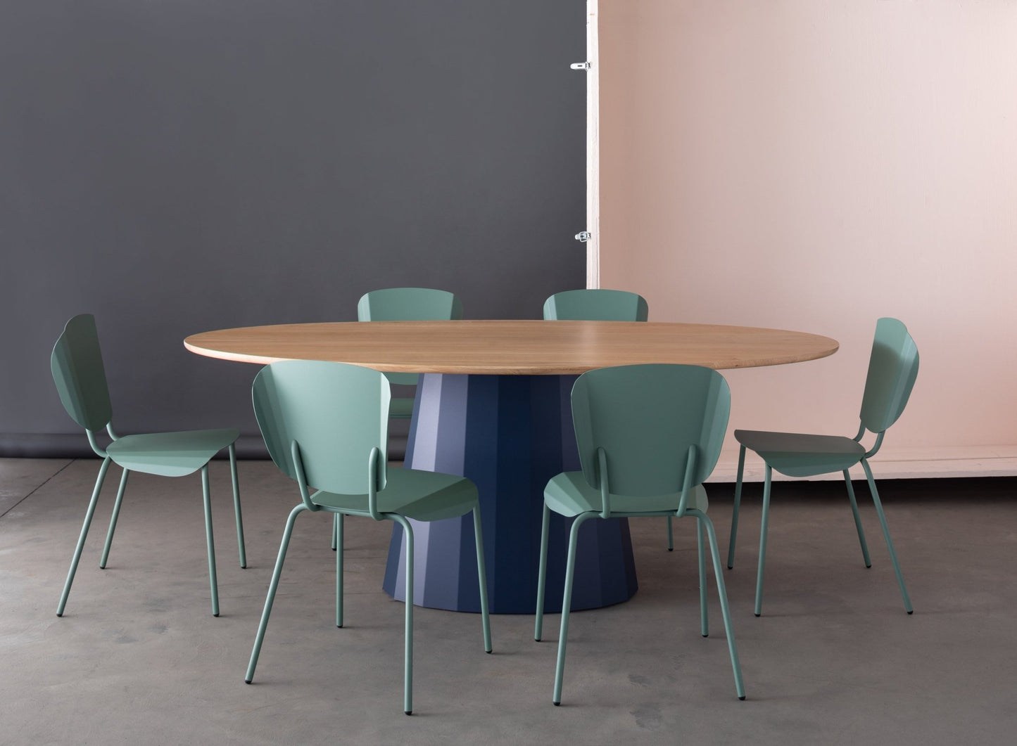 Table ovale en bois et pied conique en métal Ankara - MATIERE GRISE - La Maison MilanaiseANKARABOISOVALE73Brut Vernis fumé 241200cmx100cmxH75.6cm