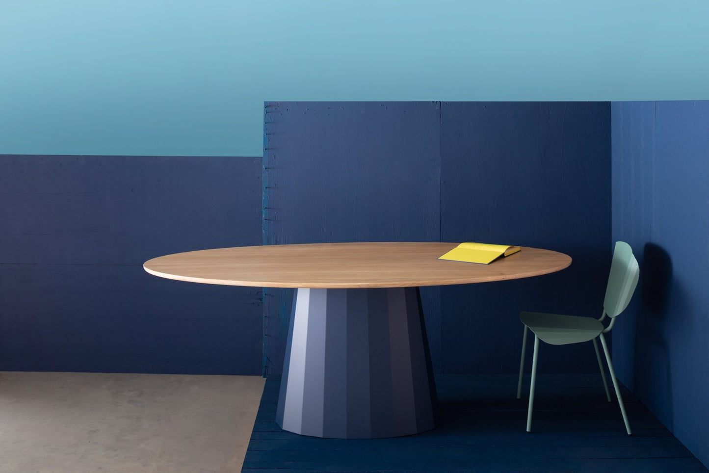 Table ovale en bois et pied conique en métal Ankara - MATIERE GRISE - La Maison MilanaiseANKARABOISOVALE73Brut Vernis fumé 241200cmx100cmxH75.6cm