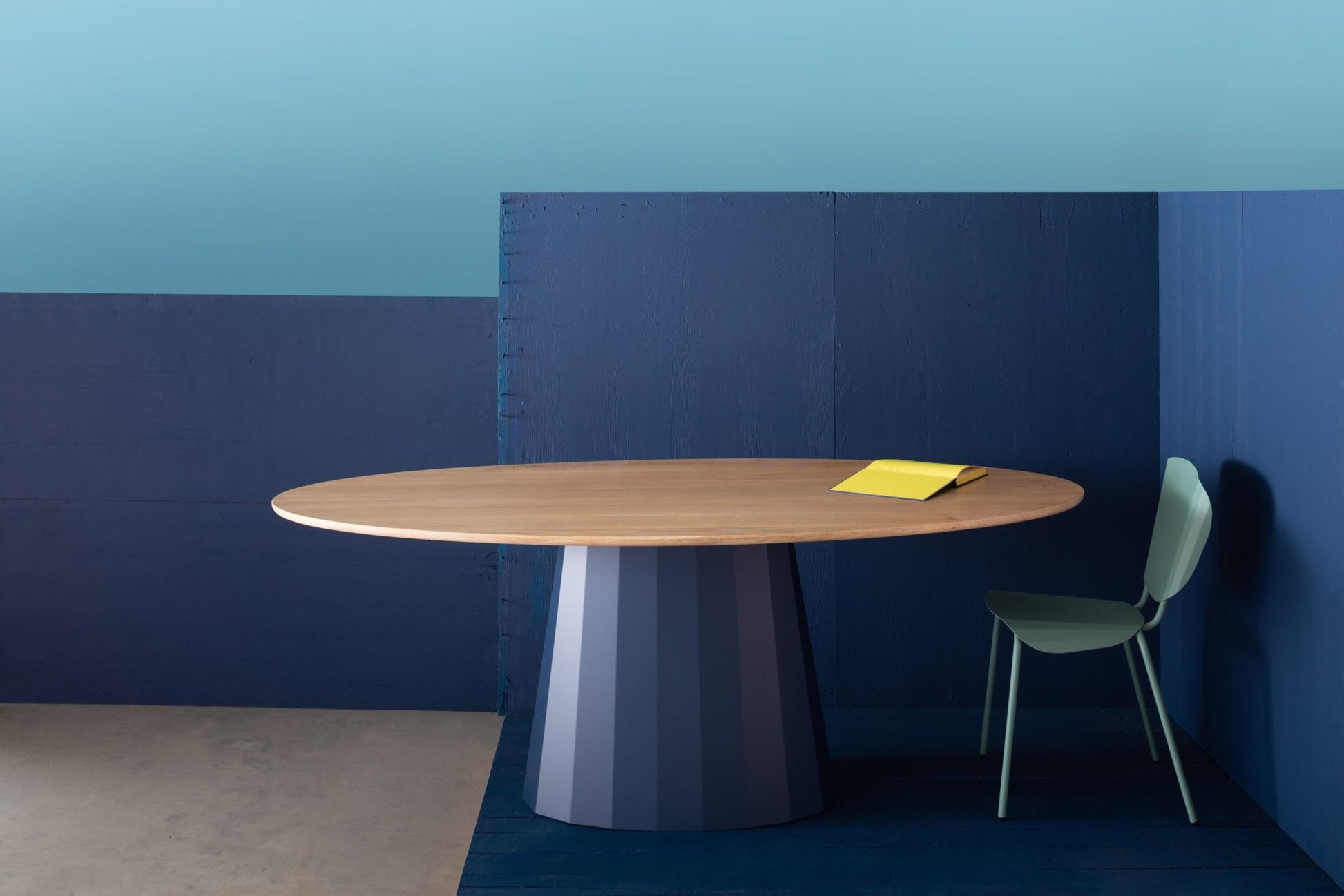 Table ovale en bois et pied conique en métal Ankara - MATIERE GRISE - La Maison MilanaiseANKARABOISOVALE73Brut Vernis fumé 241200cmx100cmxH75.6cm